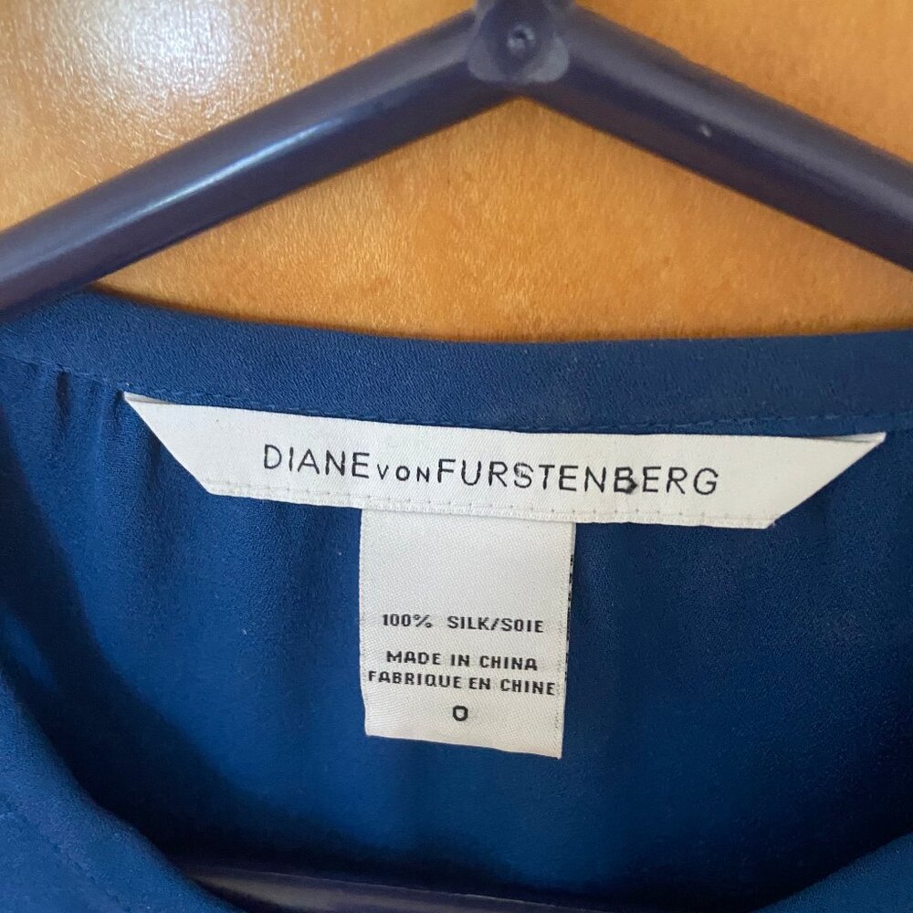 Diane von Furstenberg 100% Silk top - Blue - Size 0